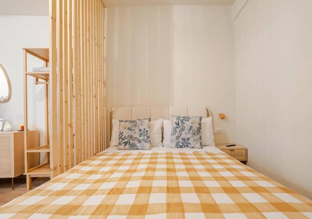 Letto matrimoniale con testiera imbottita