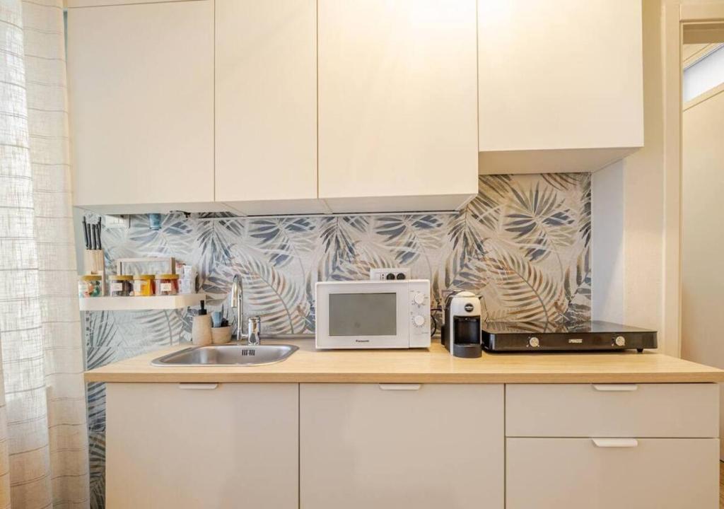 Cucina completa con carta da parati botanica